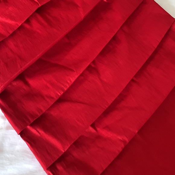 Strapless short red dress with details in the front. Size Small - Picture 3 of 5